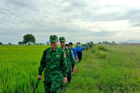 Đồn Biên phòng Lạc Quới phối hợp với các đoàn thể địa phương tuần tra bảo vệ biên giới