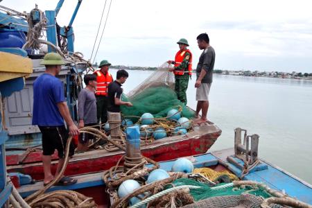 Bắt giữ, xử phạt các phương tiện khai thác thủy hải sản trái phép