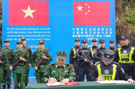 Phối hợp tuần tra song phương, giải quyết tốt các vụ việc xảy ra trên biên giới