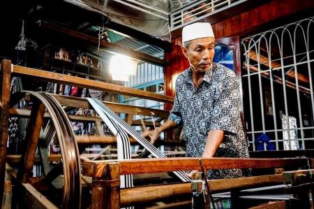 Mohamad - Người nặng lòng với nghề dệt thổ cẩm của đồng bào Chăm