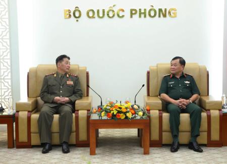 Thượng tướng Hoàng Xuân Chiến tiếp Tùy viên Quốc phòng Triều Tiên