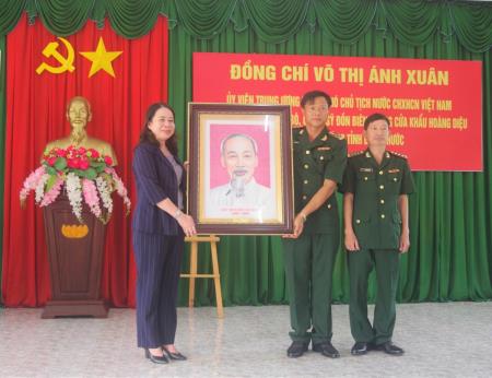 Phó Chủ tịch nước Võ Thị Ánh Xuân thăm, động viên cán bộ, chiến sĩ Đồn Biên phòng cửa khẩu Hoàng Diệu
