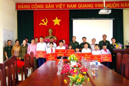 BĐBP Tiền Giang: Trao học bổng Nâng bước em tới trường - Con nuôi đồn Biên phòng năm học 2023-2024