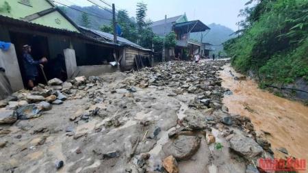 Mưa lớn cục bộ, đề phòng lũ quét, sạt lở tại vùng núi phía bắc