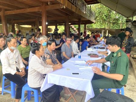 Khám bệnh, cấp thuốc miễn phí cho nhân dân biên giới