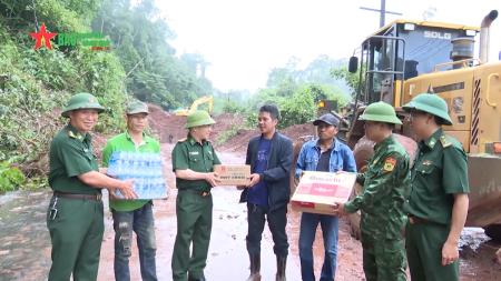 BĐBP Hà Tĩnh cứu trợ, khắc phục hậu quả thiên tai giúp bà con nhân dân Lào