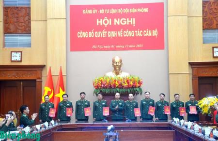 Đảng ủy, Bộ Tư lệnh BĐBP công bố, trao quyết định về công tác cán bộ