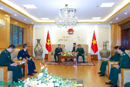 Trung tướng Vũ Trung Kiên tiếp xã giao Tùy viên Quốc phòng Trung Quốc tại Việt Nam