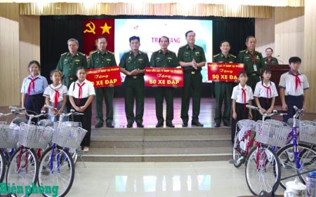 Ban Liên lạc truyền thống Bộ đội Biên phòng tại thành phố Hồ Chí Minh trao tặng 150 xe đạp cho học sinh khó khăn khu vực biên giới