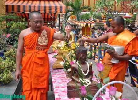 Linh thiêng Lễ tắm Phật dịp Tết cổ truyền Chôl Chnăm Thmây của đồng bào Khmer