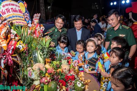 Trung thu ấm tình quân dân dưới mái trường biên giới Ia Dom