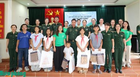 Thống nhất quy chế phối hợp triển khai mô hình Lũy tre biên cương, trao quà tặng học sinh khu vực biên giới tỉnh Lai Châu