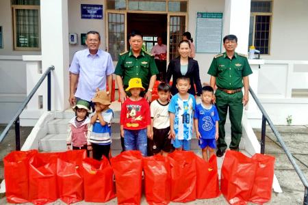 Tặng quà học sinh, hộ nghèo khu vực biên giới