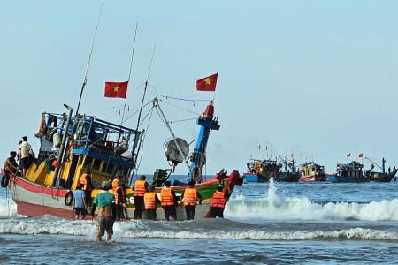 Cứu hộ tàu cá và 8 ngư dân bị nạn trên biển