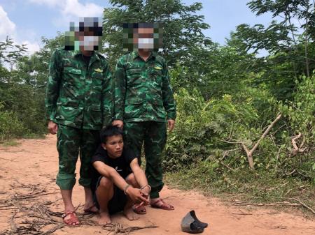 Bắt giữ đối tượng nghiện vận chuyển ma túy tổng hợp từ Lào về Việt Nam