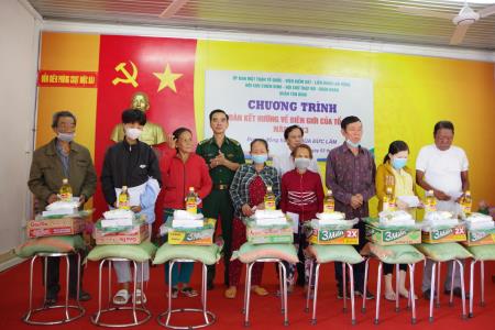 Tặng quà cán bộ, chiến sĩ, nhân dân khu vực biên giới tỉnh Tây Ninh