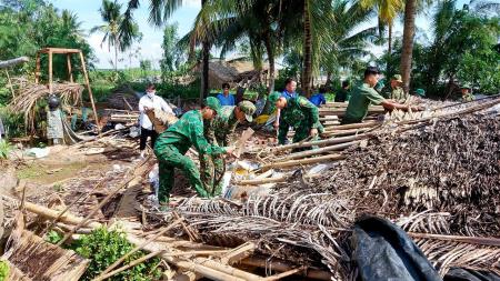 BĐBP Sóc Trăng giúp nhân dân khắc phục hậu quả thiên tai