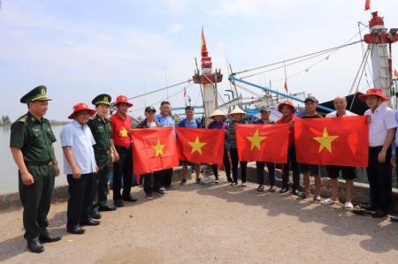 Trao tặng cờ Tổ quốc cho ngư dân Thanh Hóa vươn khơi, bám biển