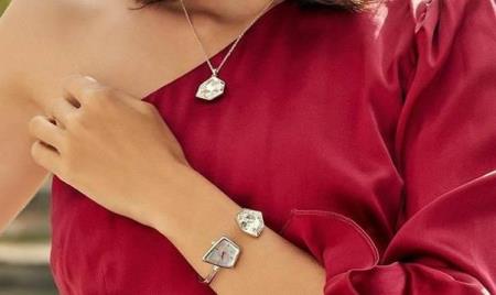 Con gái nên đeo đồng hồ úp hay ngửa, đeo tay nào là đúng?