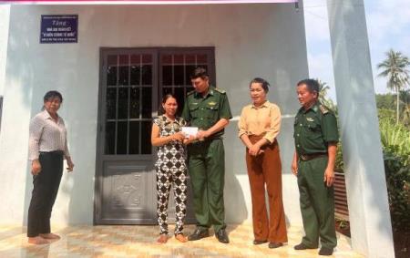 Bàn giao nhà đại đoàn kết “Vì biên cương Tổ quốc”