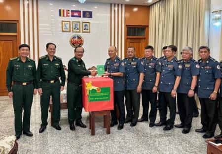 Thiếu tướng Nguyễn Hoài Phương thăm, chúc tết các lực lượng vũ trang Campuchia