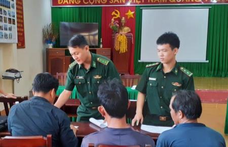 Tàu cá Bà Rịa - Vũng Tàu kịp thời cứu vớt 14 ngư dân Bình Định bị chìm trên biển