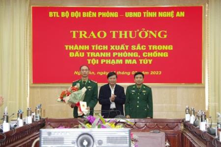 Trao thưởng thành tích xuất sắc trong đấu tranh phòng, chống tội phạm ma túy