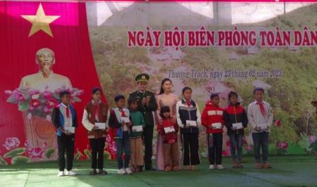 Người Ma Coong vui Ngày hội Biên phòng toàn dân
