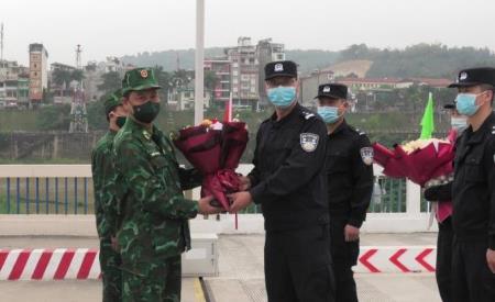 Trao đổi sĩ quan liên lạc thực hiện nhiệm vụ tuần tra liên hợp thực thi pháp luật trên biên giới