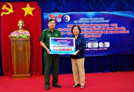 Trao học bổng Vừ A Dính cho các em học sinh khu vực biên giới biển tỉnh Cà Mau