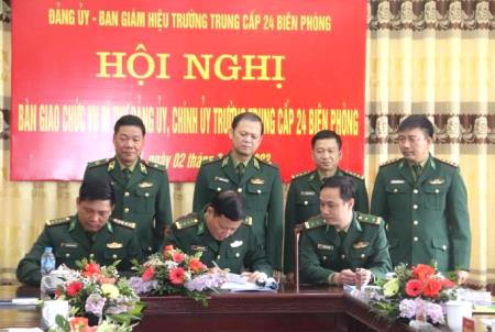 Bàn giao chức vụ Bí thư Đảng ủy, Chính ủy Trường Trung cấp 24 Biên phòng