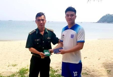 Cán bộ Biên phòng trả lại tài sản giá trị cho người đánh rơi