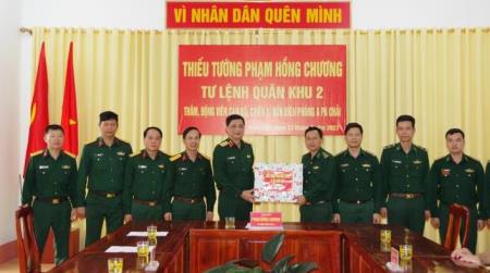 Tư lệnh Quân khu 2 thăm, tặng quà cán bộ, chiến sĩ Đồn Biên phòng A Pa Chải