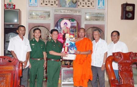 BĐBP Sóc Trăng thăm tặng quà các chùa Khmer nhân dịp Tết cổ truyền Chol Chnam Thmay