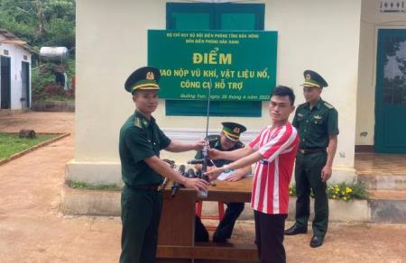 Người dân tự giác giao nộp vũ khí, vật liệu nổ cho BĐBP