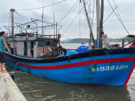 Cứu nạn thành công tàu cá và 6 thuyền viên gặp nạn trên biển