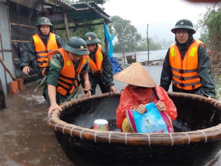 BĐBP Thừa Thiên Huế bám địa bàn, giúp dân trong mưa lũ