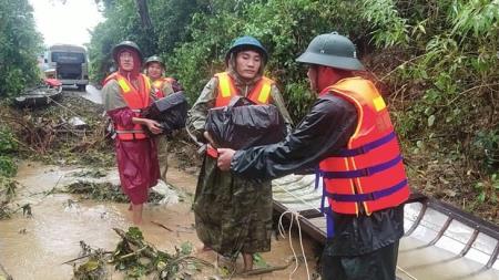 BĐBP các tỉnh tiếp tục cứu trợ, hỗ trợ người dân khắc phục hậu quả do mưa lũ gây ra