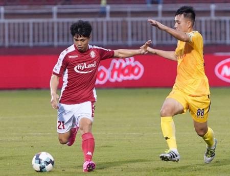 Công Phượng bị gãy ngón chân, C.Ronaldo nhận lương cao hơn 4 câu lạc bộ tại Serie A