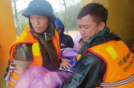 Những câu chuyện cảm động trong lũ dữ