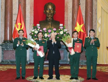 Tổng Bí thư, Chủ tịch nước Nguyễn Phú Trọng trao Quyết định thăng quân hàm Thượng tướng đối với hai sĩ quan cao cấp Quân đội nhân dân Việt Nam