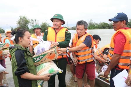 Tặng quà cứu trợ cho người dân vùng lũ Quảng Trị