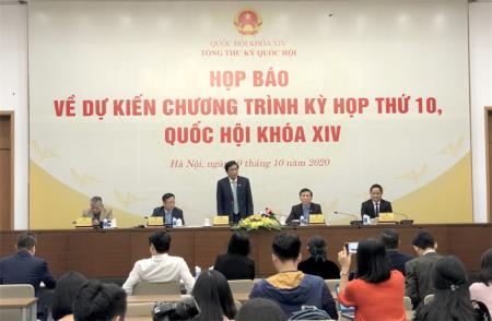 Dành nhiều thời gian cho công tác xây dựng pháp luật