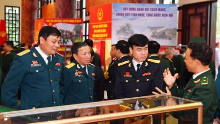 Mang tinh thần đại hội tới cán bộ, chiến sĩ
