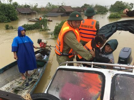 Lính Biên phòng sát cánh cùng người dân vùng "rốn lũ"