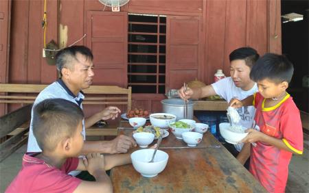 Viết tiếp cuộc đời cho những đứa trẻ người Khùa