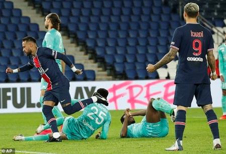 PSG thắng trận thứ 4 liên tiếp, Liverpool nhận hung tin