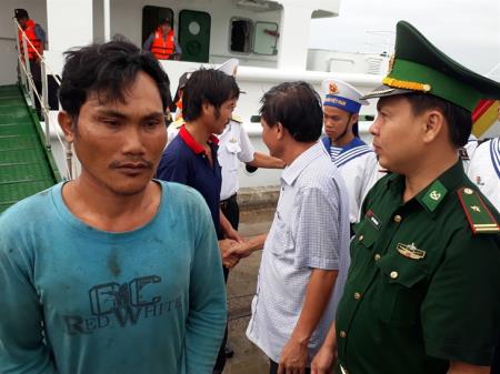 Đưa tàu cá gặp nạn do bão số 9 vào bờ an toàn