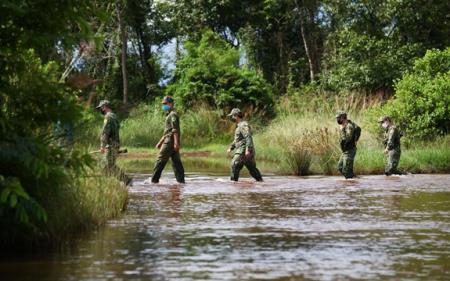 Gác việc riêng, bám chốt chống dịch