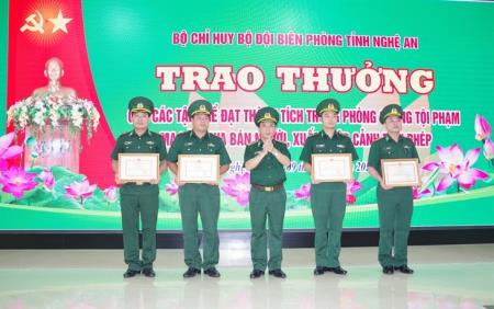 Trao thưởng cho các tập thể, cá nhân có thành tích xuất sắc trong đấu tranh phòng, chống tội phạm